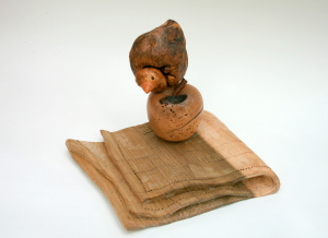 Carla Zaffaroni Scultura in legno di noce con nodo di castagno e frassino. Misure:  cm 23 x 20 x 17 Anno di realizzazione 2015 